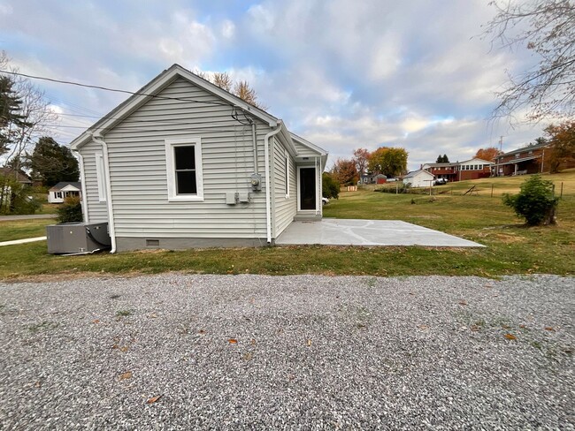 Building Photo - 2 bedroom/1 bath home in East Morristown.