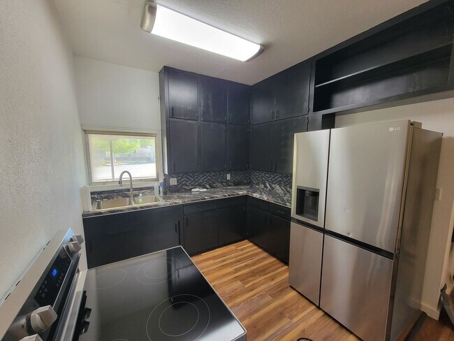 Building Photo - 1461 Laurene St