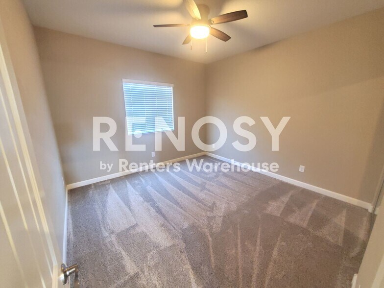 Building Photo - 1367 S Country Club Dr
