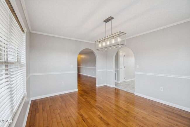 Building Photo - Spacious & Grand Living!!!