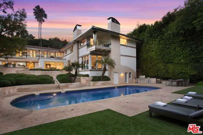 Building Photo - 661 Doheny Rd