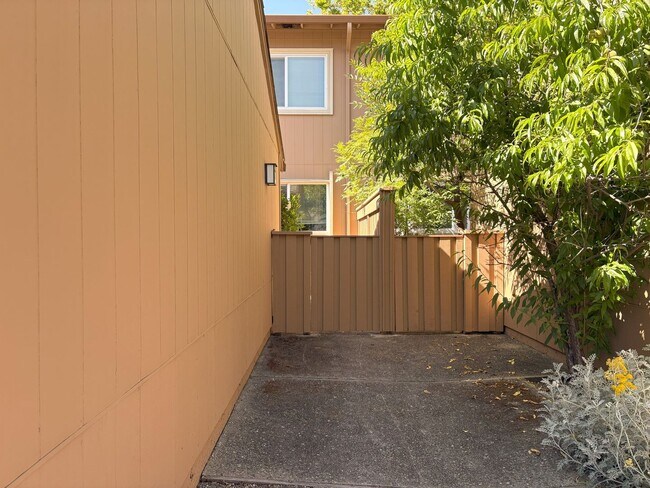 Building Photo - Beautifully Updated 3-Bedroom Townhome in ...