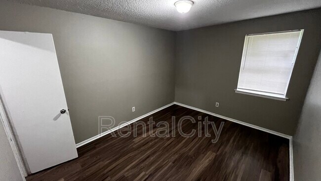 Building Photo - 3648 Rhea Ave