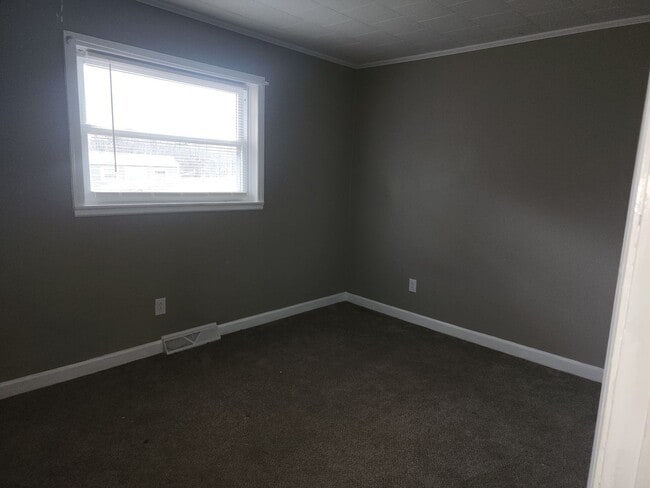 Building Photo - 3 bed 1 bath Brick Racher