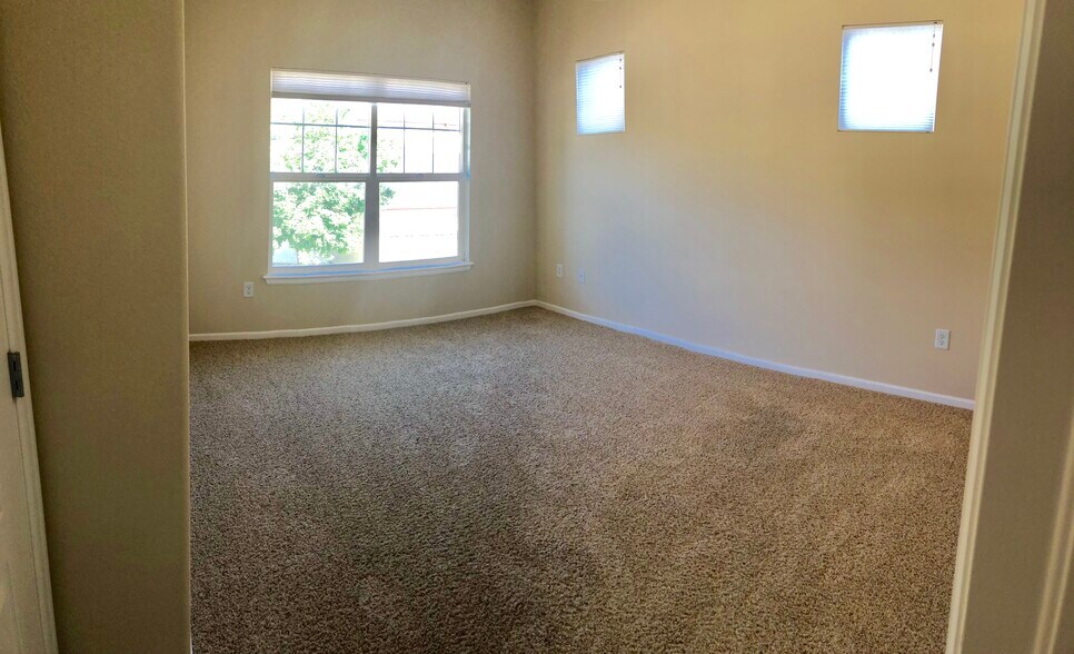 Master bed 2 - 5039 Brookfield Dr