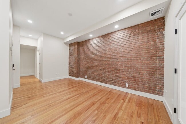 Building Photo - 213 York St