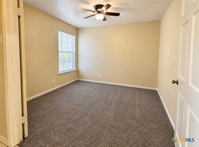 Building Photo - 2204 Lazy Ridge Dr