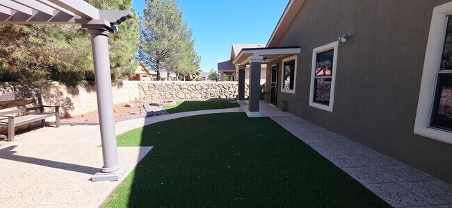 Building Photo - Adorable 3 bedroom, 2 bath apartment in East El Paso!