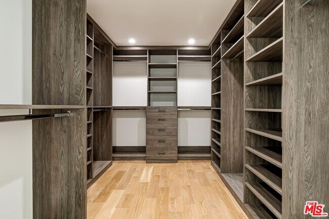 Building Photo - 612 Elm Dr