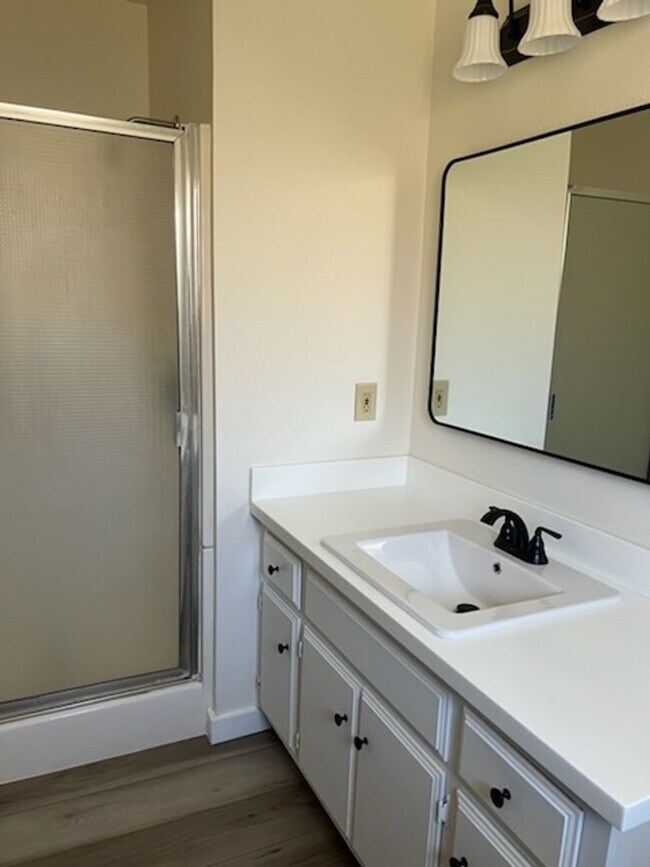 Building Photo - 722