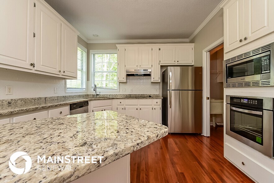 Building Photo - 180 Carriage Chase