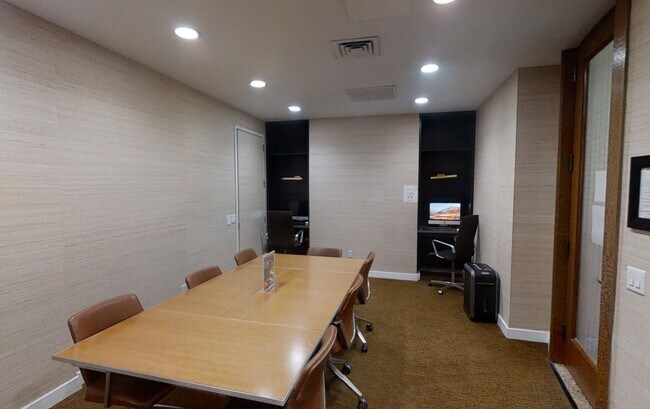 Building Photo - 400 Chambers St