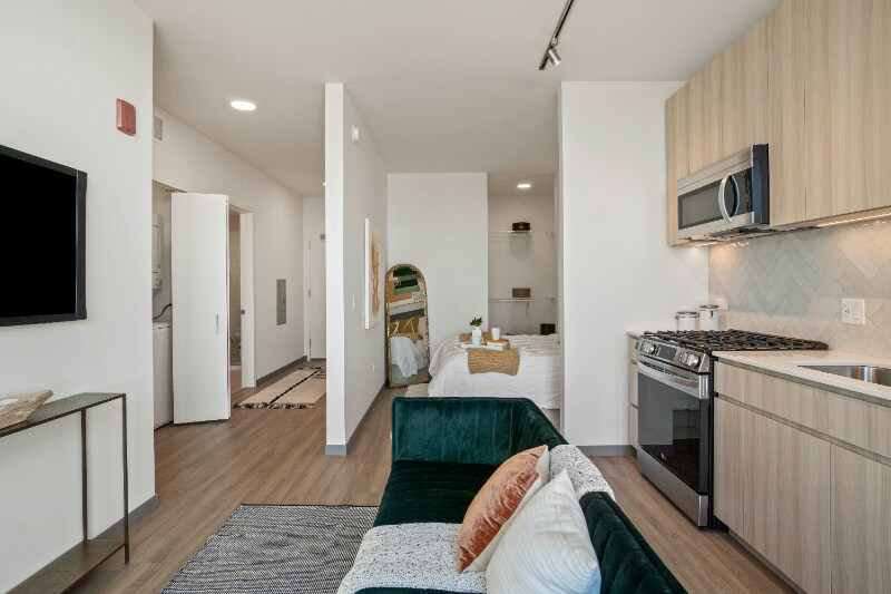 Building Photo - 559 S Damen Ave