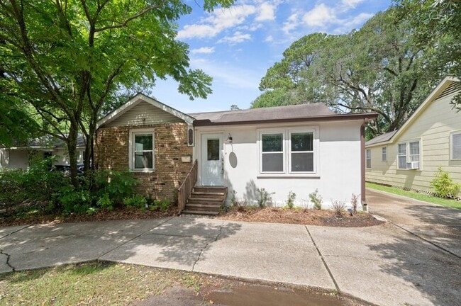 Primary Photo - 1642 College Dr