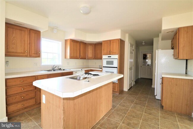 Building Photo - 412 Pauline Dr