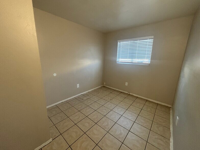 Building Photo - 420 E Navajo Rd