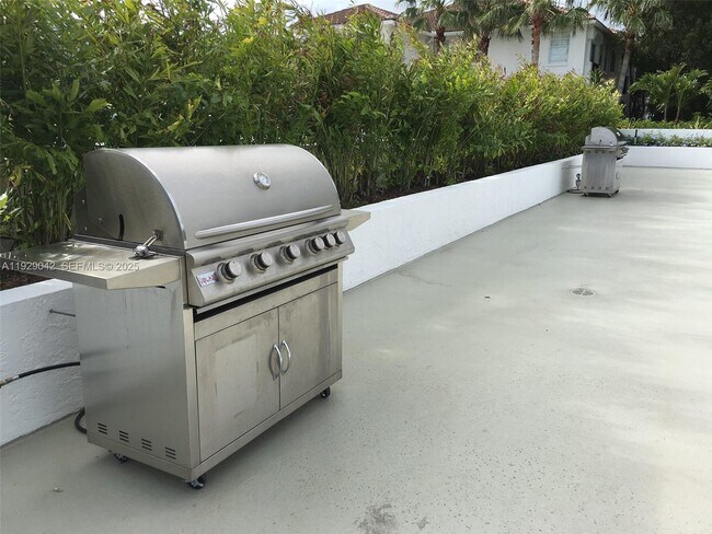 Building Photo - 3255 NE 184th St