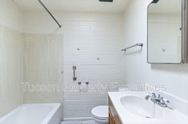 Building Photo - 4246 E Pima St