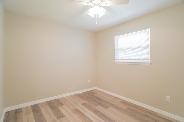 Building Photo - 6537 Pine Cir N