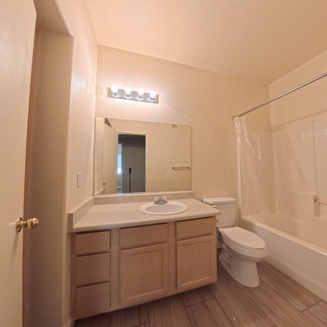 Building Photo - Lovely 2 Bed, 2 Bath Condo at South Gate!