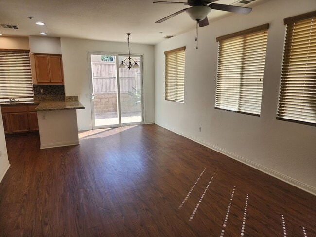 Building Photo - 2 Bedroom Townhome w/Attached 1 Car Garage...