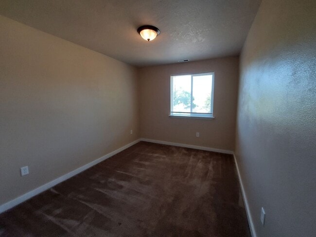Building Photo - 3 bedroom 2 bath home with attached garage