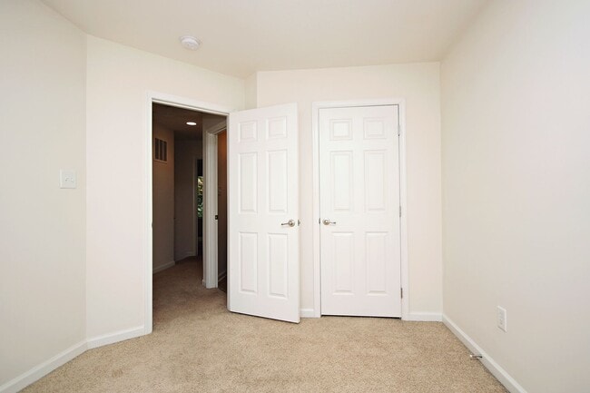 Building Photo - Pet-Friendly Townhome Near UVA Medical Center