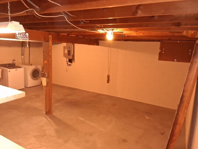 Building Photo - Beautiful 3-Bedroom Home with Pool on Lakeshore Drive