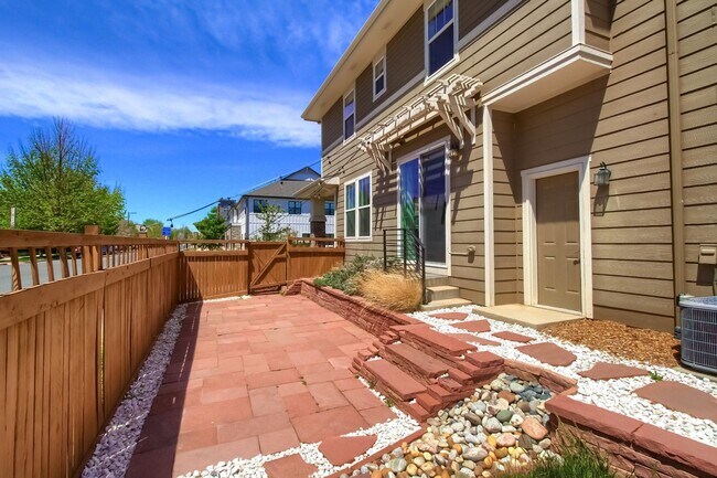Building Photo - 3 Bed 2.5 Bath End Unit Home with FENCED Y...