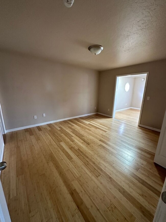 Building Photo - 3 Bedroom House!