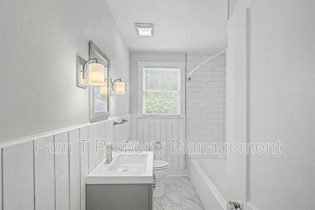 Building Photo - 815 E 32nd St