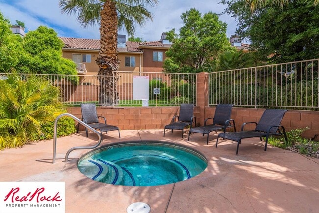 Building Photo - Top-Floor 3 Bed, 2 Bath Apartment Near Gre...