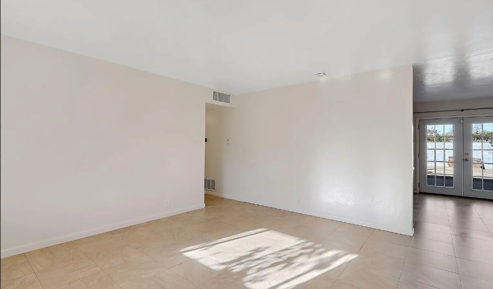Building Photo - 2110 Thomas Dr