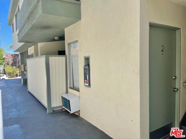 Building Photo - 929 N San Vicente Blvd