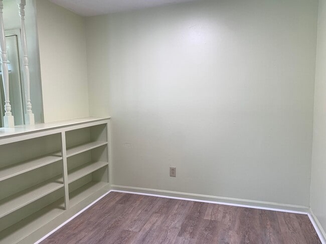 Building Photo - End Unit Townhome off Old Forest Road