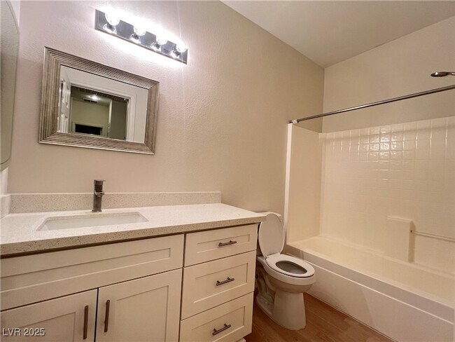 Building Photo - 10524 Isola Bella St