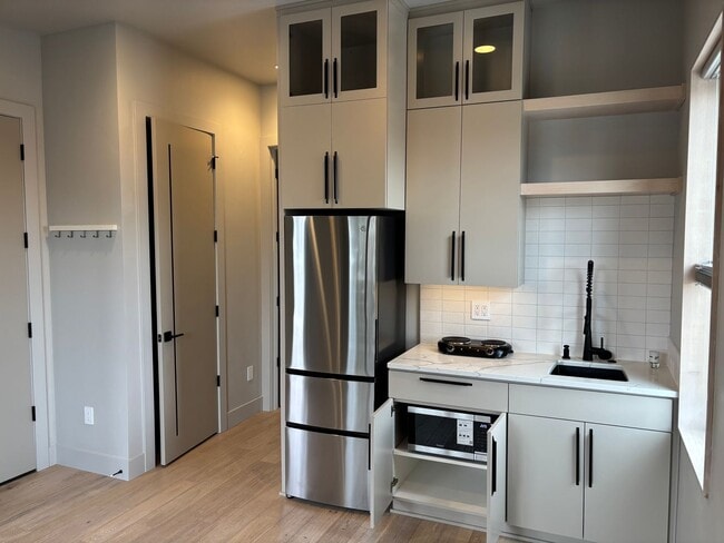 Building Photo - Modern Home Near Old Mill