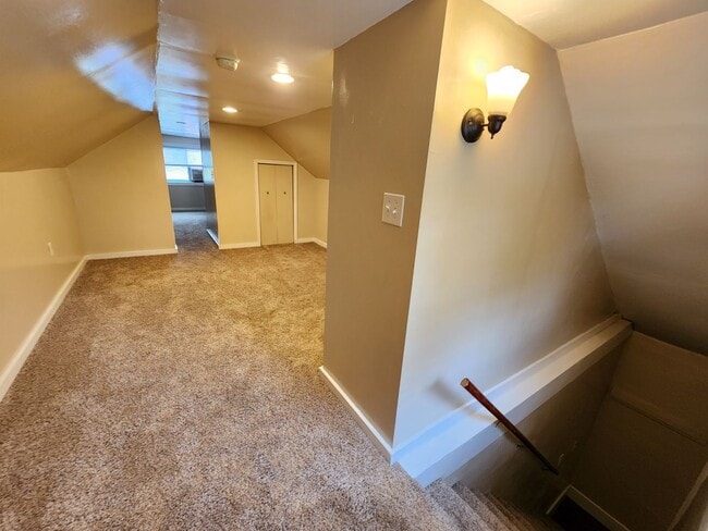 Building Photo - 3 Bedrooms, 1.5 Bath Brick Bungalow with Basement & Large Yard.  Close to UofL.