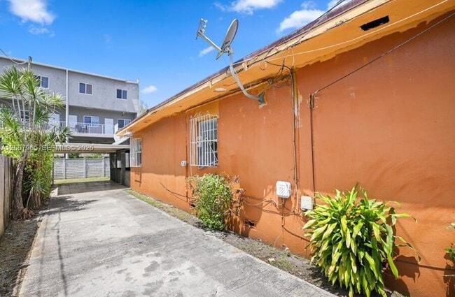 Building Photo - 3720 NW 20th Ct