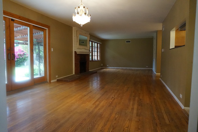 Living room - 11629 Woodley Ave