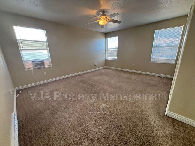 Building Photo - 31 Kintail St