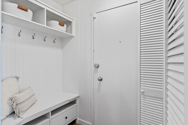 Building Photo - 1-Bed, 1-Bath 818sqft Condo in Capitol Hill for Rent — Parking, In-Unit Washer/Dryer & Space Need...