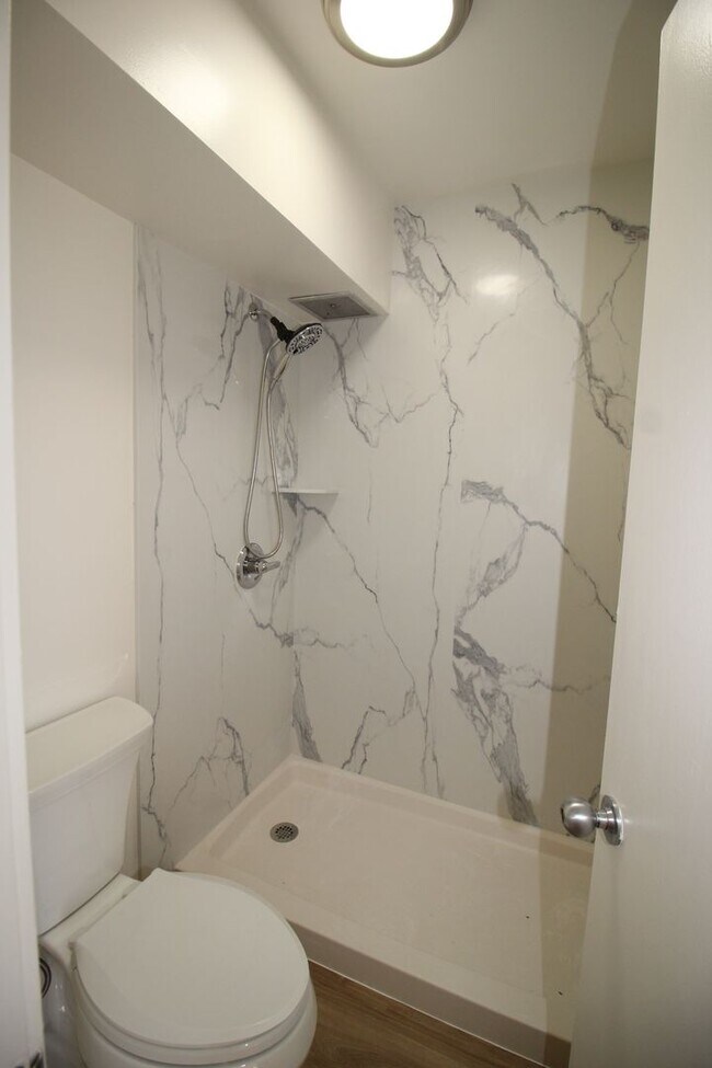 Building Photo - High 2 bedroom with sweeping views!