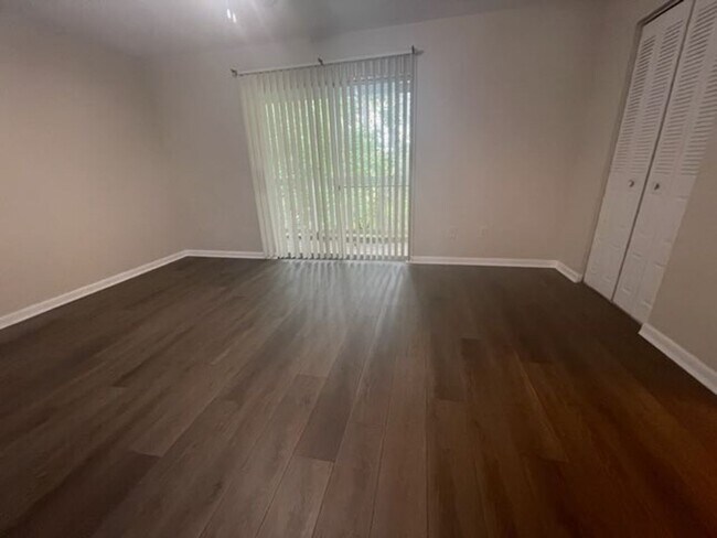 Building Photo - 3/2.5 Recently updated townhouse close to ...