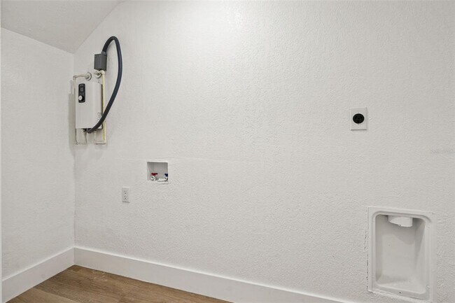 Building Photo - 4606 W Paxton Ave