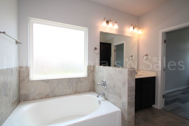 Building Photo - 1619 Neuberry Cliffe