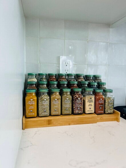 Only quality products and appliances - 4415 Catalpa St