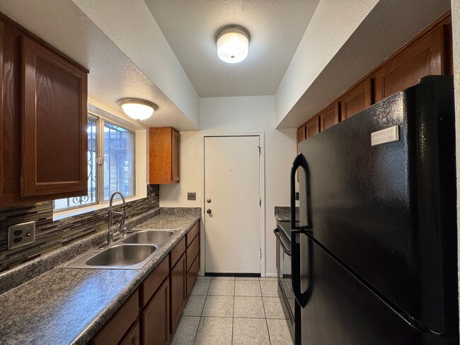 Building Photo - 2Bdm 2Ba towhome, great location! call today!