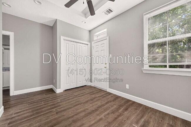 Building Photo - 1204 3rd St