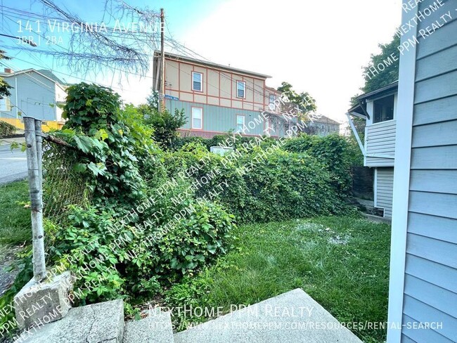 Building Photo - 3 Bedroom 2 Bath House with off street par...